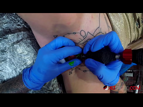 ❤️ Ekstremt tatoveret hottie Sully Savage fik en tatovering på sin klitoris ️❌ Fucking video at da.pornolymp.ru